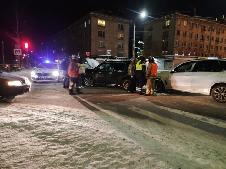 Три машины нашли друг друга на перекрестке улиц Горького и Красноармейской в Петрозаводске