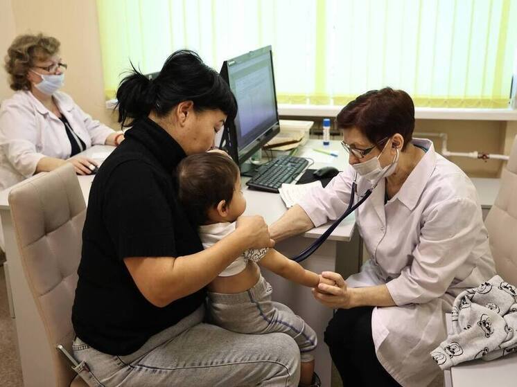 На градуснике 38,3°C и вот, мама ребенка уже судорожно вызывает «неотложку», отменяет прогулку на городской каток, а папа бежит в аптеку за жаропонижающим