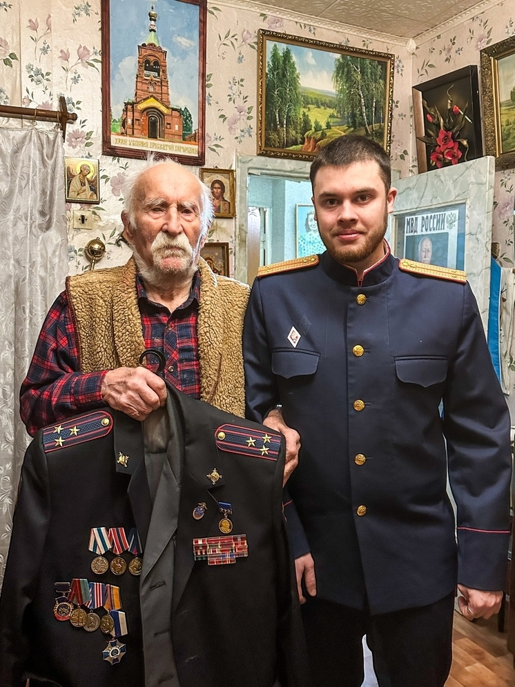 Владимирские следователи поздравили с Новым годом участника ВОВ