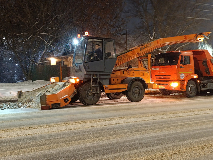 В Орле продолжают расчищать город от снега