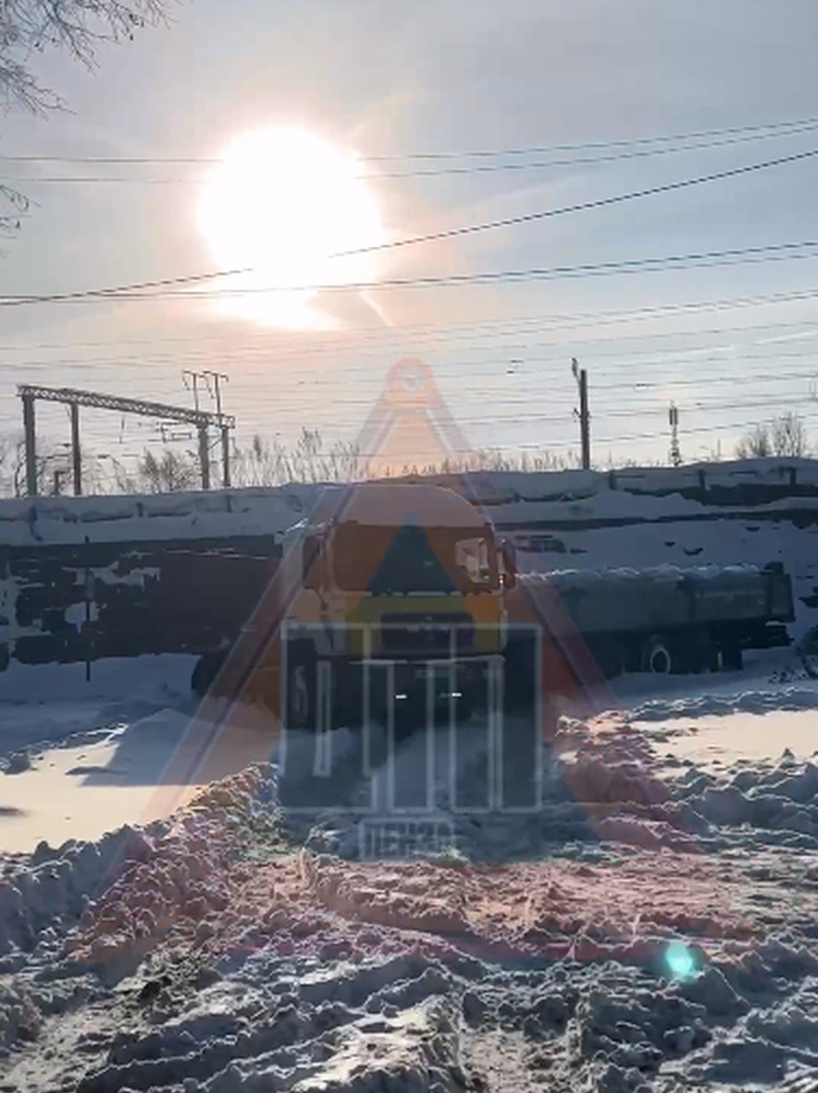 Большегруз застрял в снегу на улице Старо-Черкасской в Пензе: движение затруднено