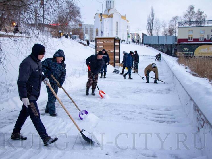Дополнительные силы привлечены на уборку Кургана после снегопада