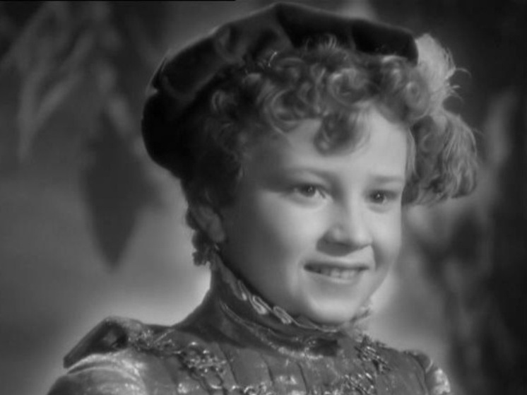 В советской «Золушки» 1947 года чувствуется странное послевкусие: наивная черно-белая сказка, снятая в послевоенной нищей стране, словно гарантировала зрителю простую и понятную формулу счастья — доброта, терпение и под конец хрустальная туфелька