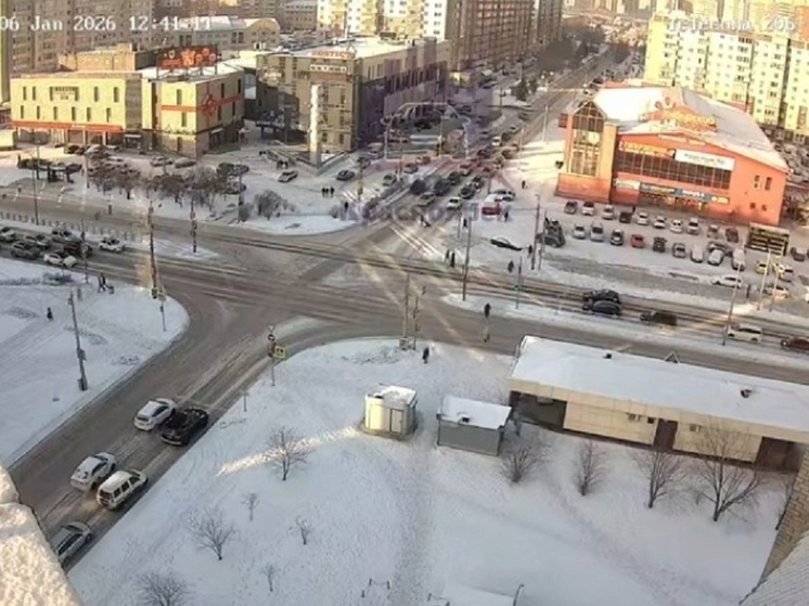 В Красноярске подбитая на дороге машина врезалась в пешеходов на тротуаре