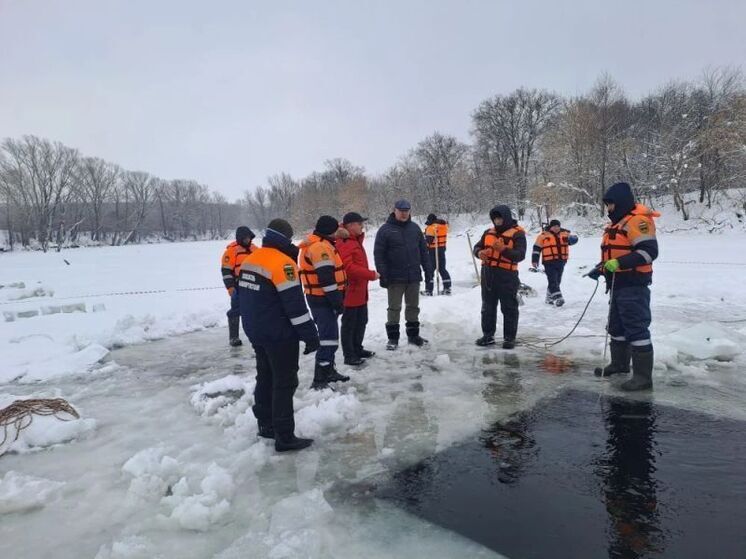 Ирек Сагитов и Кирилл Первов проверили работы по извлечению из озера утонувших овец