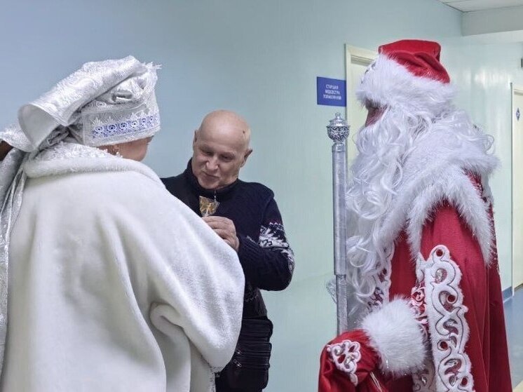 Власти Саяногорска нарядились в сказочных героев, чтобы подарить жителям волшебство