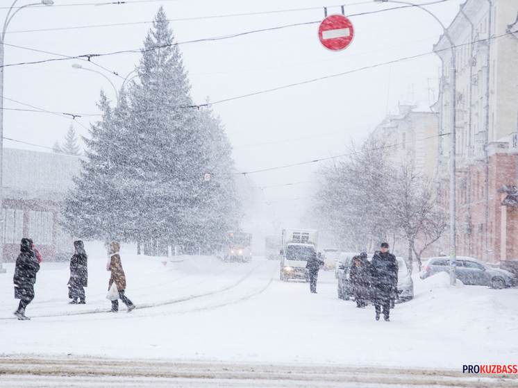 Дорожные службы Кемерова перевели в усиленный режим из за снегопада