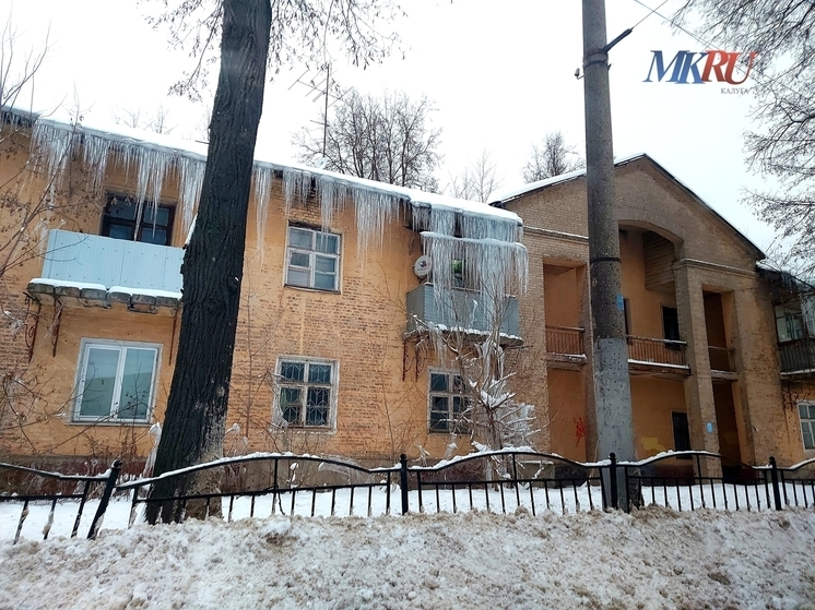 Вопрос безопасности: калужским УК поручили очистить крыши домов от сосулек