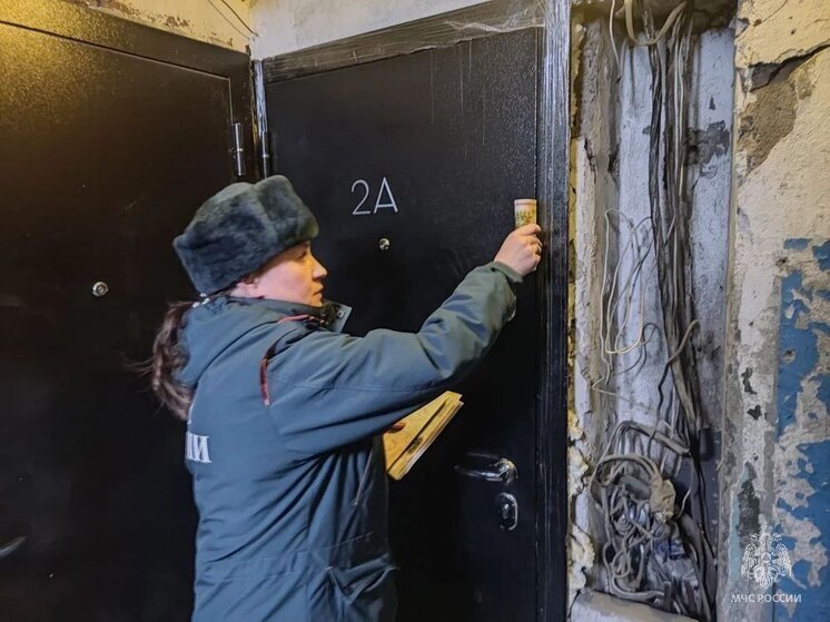 Сотрудники МЧС проводят усиленную профилактику пожаров в период праздников на Колыме