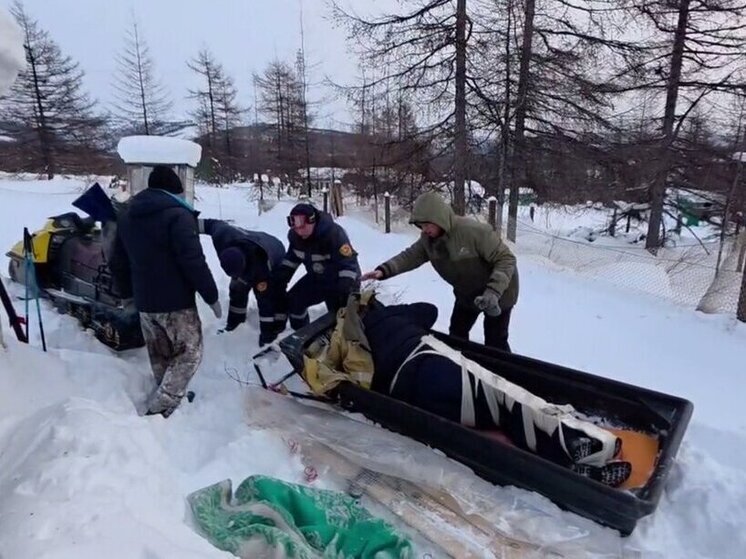 Спасатели эвакуировали травмированного мужчину из садового товарищества в Магадане