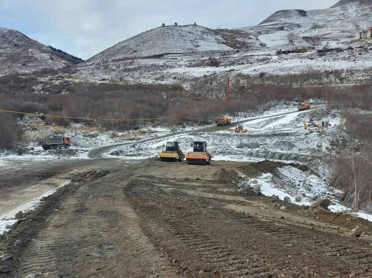 Началась реконструкция ключевой дороги к Кармадону в Северной Осетии