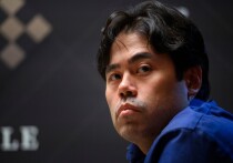 Хикару Накамура квалифицировался на Турнир претендентов—2026, заняв первое место по рейтингу после отказа Магнуса Карлсена от участия в чемпионате мира. Для выполнения формального требования — 40 рейтинговых партий — он сыграл в ряде открытых турниров низкого уровня, что вызвало критику. Накамура назвал свой путь «микки-маусовским», но подчеркнул его легитимность. В ответ ФИДЕ ввела ограничения на начисление рейтинговых очков при большой разнице в классе соперников.