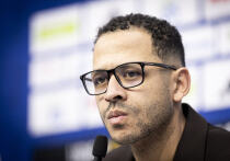 6 января 2026 года «Челси» объявил о назначении Лиама Розениора главным тренером. 41-летний англичанин, ранее возглавлявший «Расинг Страсбург», подписал контракт до 2032 года. Его переход стал возможен благодаря общей структуре владения клубами (BlueCo). Розениор известен выходом «Страсбурга» в еврокубки и работой с арендованным игроком «Челси» Андреем Сантосом. Первый матч под его руководством — Кубок Англии против «Чарльтона» 10 января.