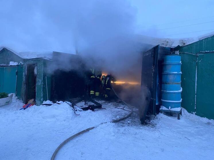 В Мурманске сгорел гараж на улице Героев Рыбачьего