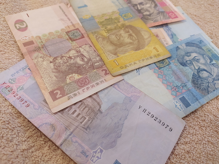 По новому курсу Нацбанка Украины за доллар дают 42, 42 гривны