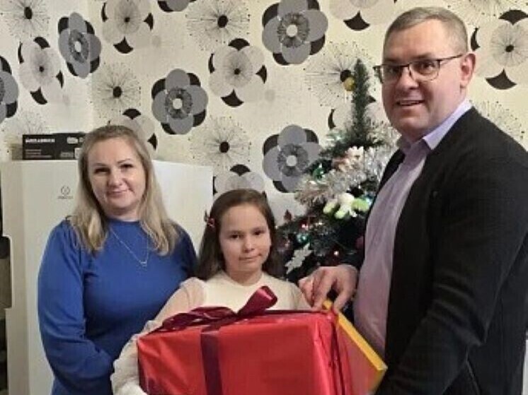 Министр подарил коллекцию кукол десятилетней Алёне из Кирово-Чепецка