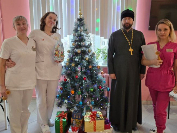 В орловском роддоме священник поздравил женщин с Рождеством