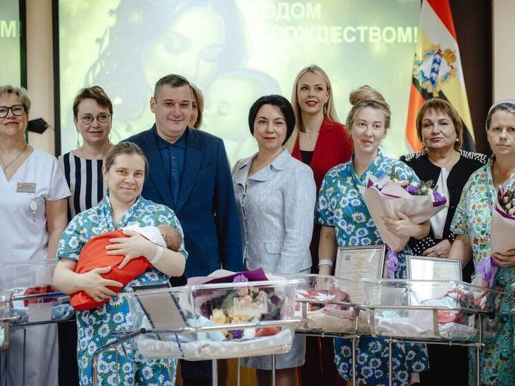 Губернатор Курской области вручил свидетельства мамам новорождённых в рождественский сочельник