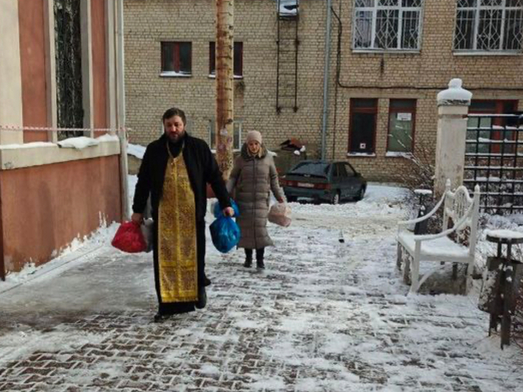 Орловский клирик посетил беженцев в ПВР