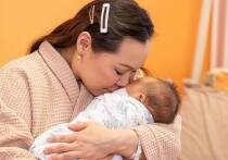 Губернатор ЯНАО Дмитрий Артюхов посетил родильное отделение Салехардской окружной клинической больницы, чтобы поздравить женщин, родивших детей в первые дни нового года, а также поблагодарить врачей и медсестер за их труд, сообщили в пресс-службе губернатора ЯНАО