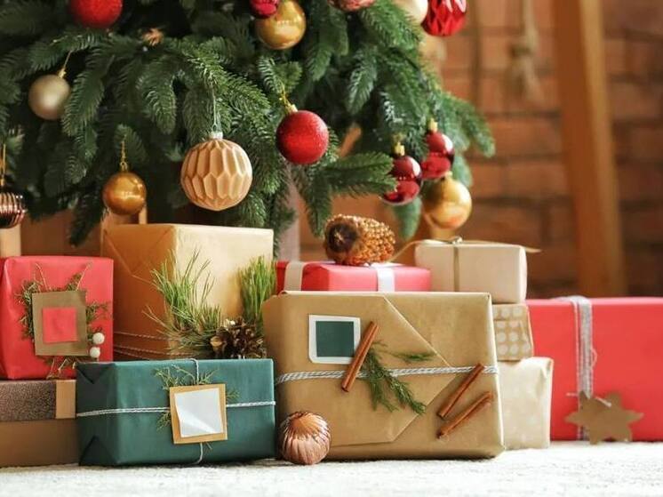 Первый зам губернатора ЯНАО подарила ноутбук школьнице из Тарко-Сале