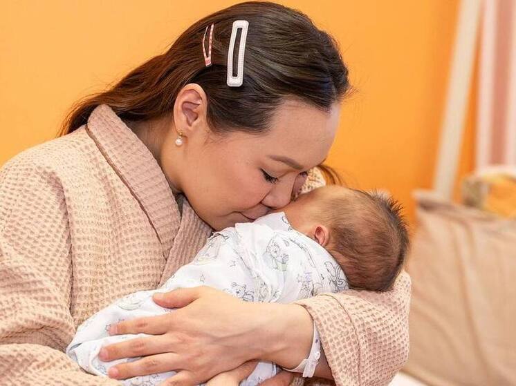 Губернатор ЯНАО Дмитрий Артюхов посетил родильное отделение Салехардской окружной клинической больницы, чтобы поздравить женщин, родивших детей в первые дни нового года, а также поблагодарить врачей и медсестер за их труд, сообщили в пресс-службе губернатора ЯНАО