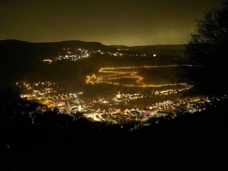 Сближение планет Венеры и Марса, которое должно создать эффект «Вифлеемской звезды», окажется недоступным для наблюдения с Земли, однако астрономы-любители смогут воспользоваться данными солнечного астронома SOHO, сообщил ТАСС инженер обсерватории «Вега» НГУ Михаил Маслов