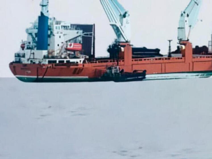 Теплоход с экипажем оказался заблокирован льдами в акватории Берингова моря