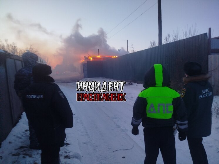 Дом и гараж с автомобилем сгорели в Краснокаменске