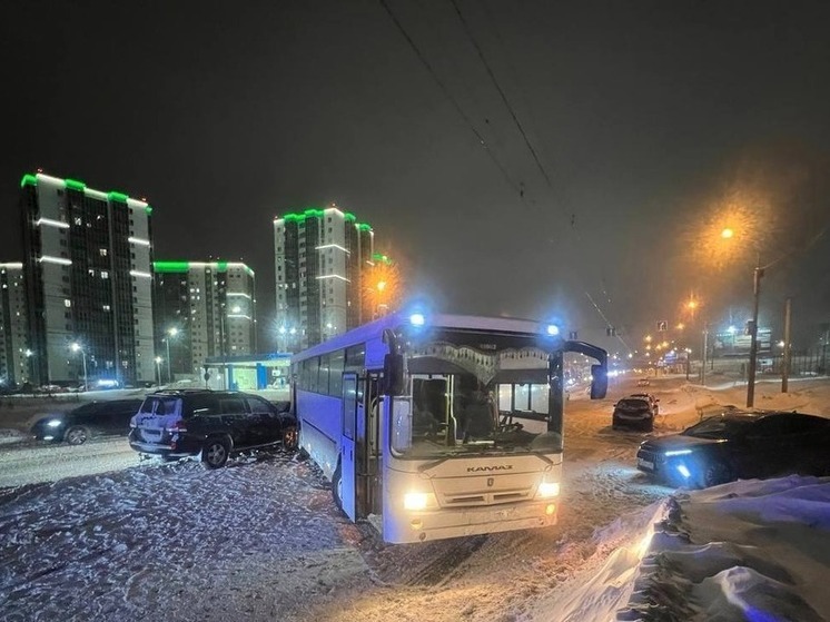 В Новосибирске автобус врезался в иномарку: пострадала девятилетняя девочка