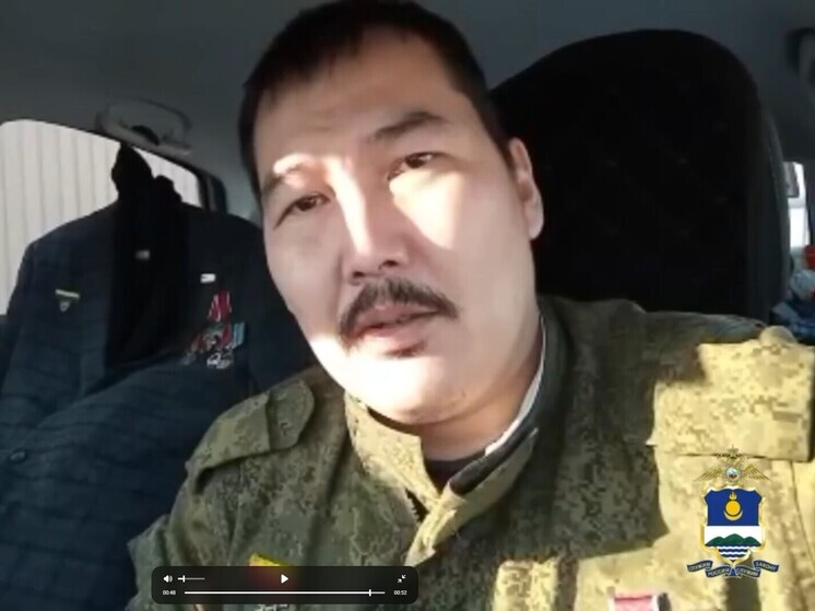 Врач-ветеран из Якутии помог полицейским Бурятии спасти водителя после падения фуры с моста