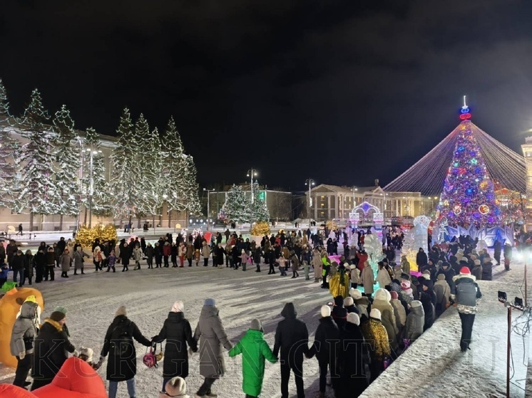 В Кургане встретили Рождество народными традициями и хороводом
