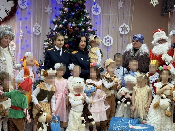 Следователи поздравили с праздниками детей в Биробиджанском доме ребенка