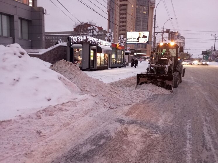 В Новосибирске дорожные службы убрали более 30 тысяч кубометров снега за сутки