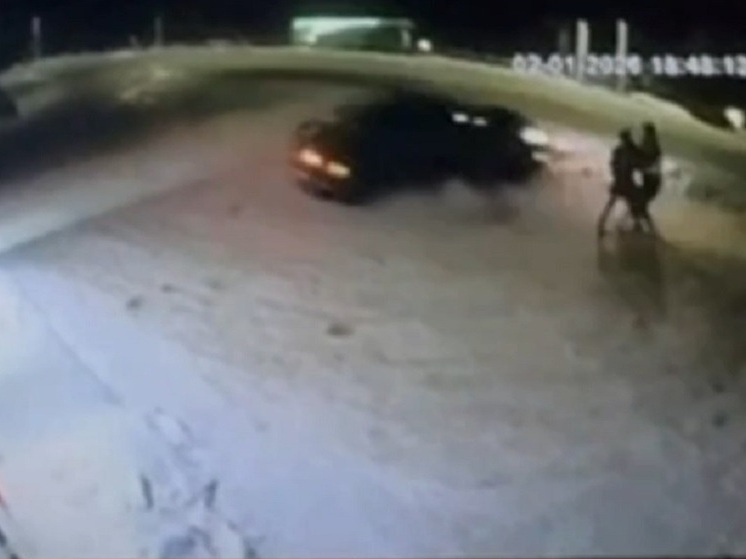 Двое подростков попали под машину в Куде