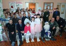 В Астрахани воспитанники и педагоги социального центра Вера организовали новогодний концерт для участников специальной военной операции, проходящих лечение в одном из военных госпиталей региона