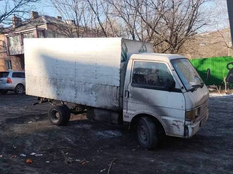 В Находке из-за припаркованного автомобиля три дня не могут вывезти мусор