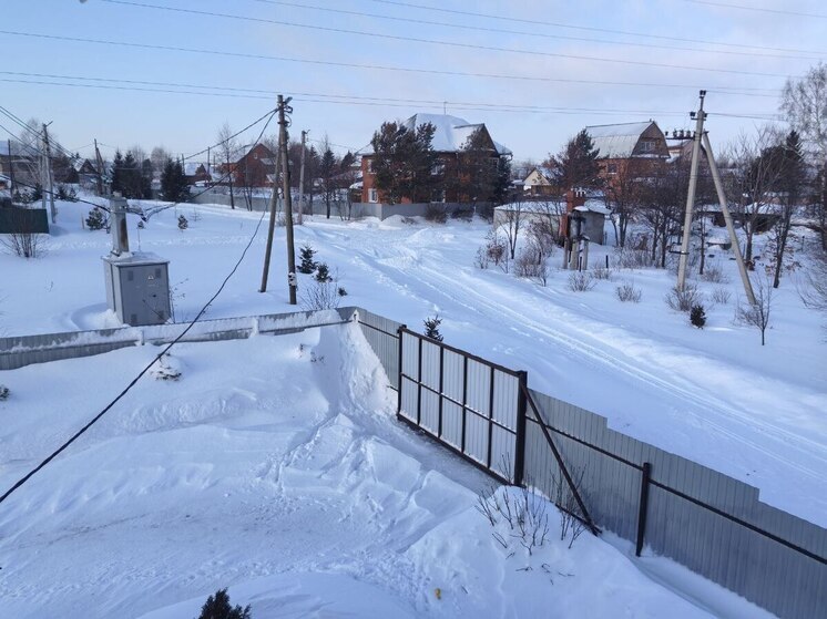 В Кузбассе трактор, чистивший улицы, пришлось откапывать самим жителям