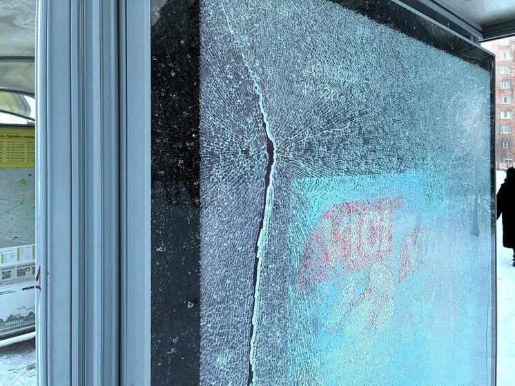 В Архангельске вандалы разбили остановку на Воскресенской