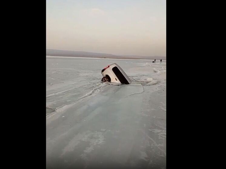 На льду в районе Тавричанки провалились три автомобиля рыбаков