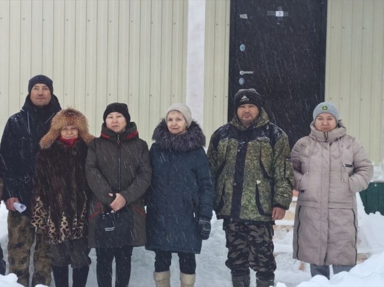 Семи семьям в Оме вручили ключи от новых квартир