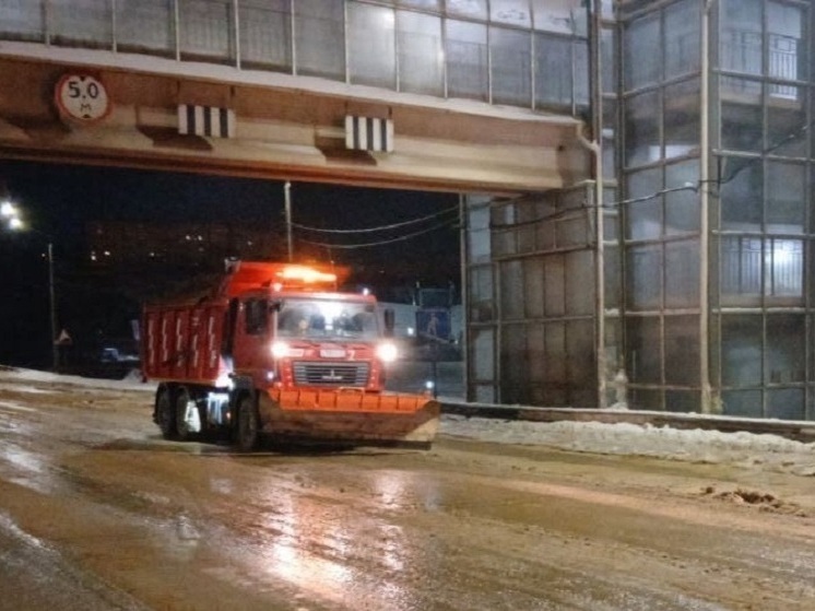 Дорожники засыпали лед на Огуречной горе, образовавшийся из-за коммунальной аварии