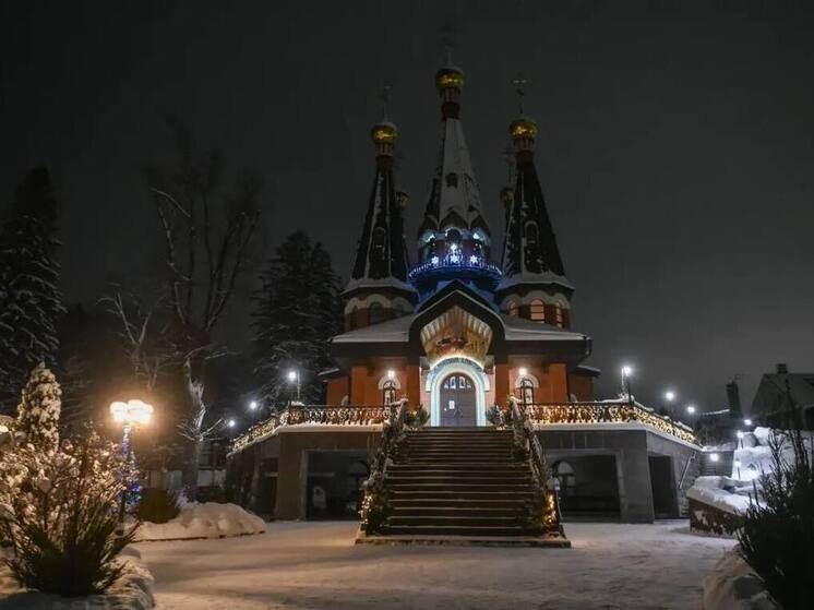 Губернатор Александр Дрозденко встретил Рождество в храме в Юкках