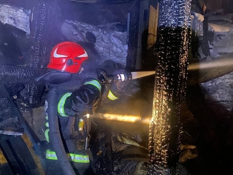 Пожарные спасли газовый баллон из горящего гаража в Кильдинстрое