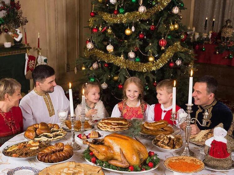 «На Святой вечер рубаха хоть плохонька, да беленька; на Рождество — хоть сурова, да нова»