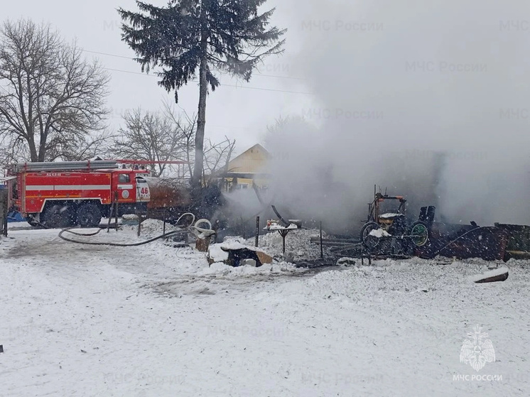В брянском поселке Лобки сгорел гараж: пострадал один человек