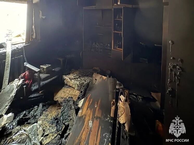 Огонь охватил двухэтажный дом в Горно-Алтайске