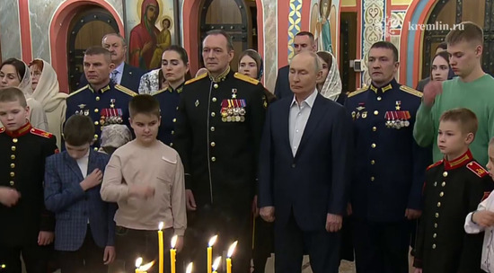Путин посетил рождественскую службу в подмосковном храме и выступил с речью