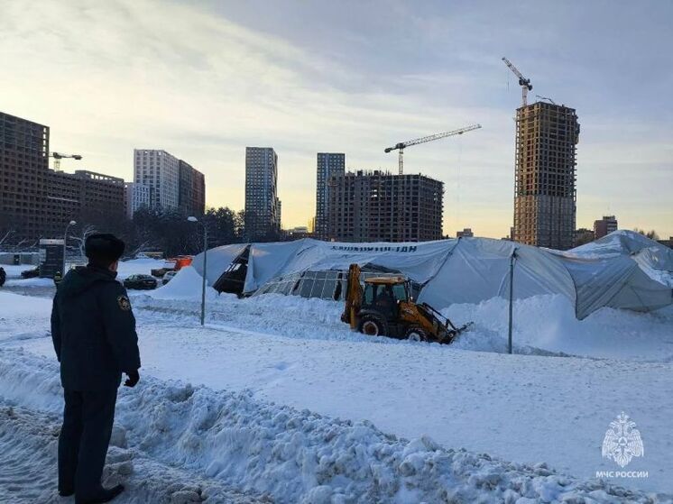 В Уфе под тяжестью снега рухнул склад