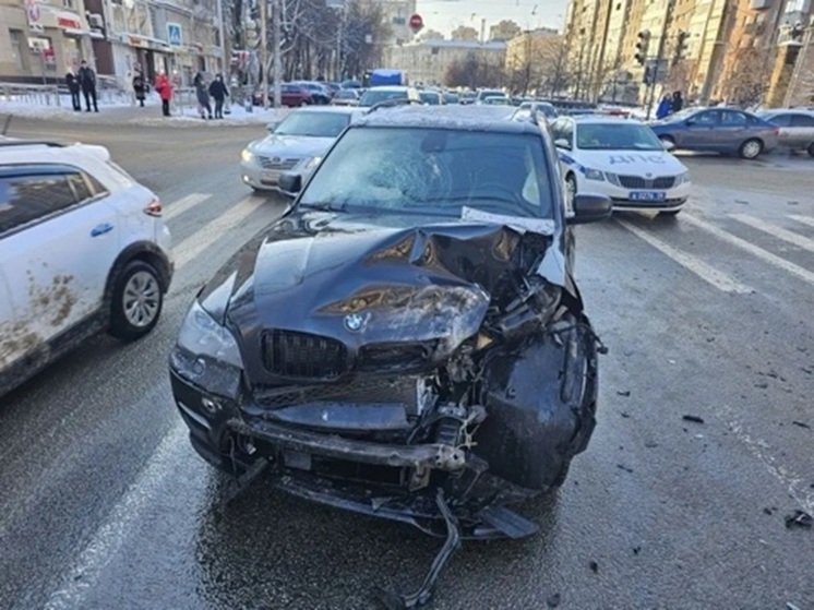 В центре Воронежа в результате столкновения двух внедорожников BMW пострадали пешеходы и ребенок